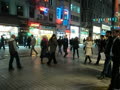 イスタンブルの新市街イスティカル通りは夜になっても世界中から来た暇な人々であふれかえっています。